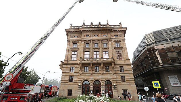 Pražští hasiči si připomínali 140 let od požáru Národního divadla. Mimo jiné i ukázali, že dnes by na místě byli výrazně dříve (12.8.2021).