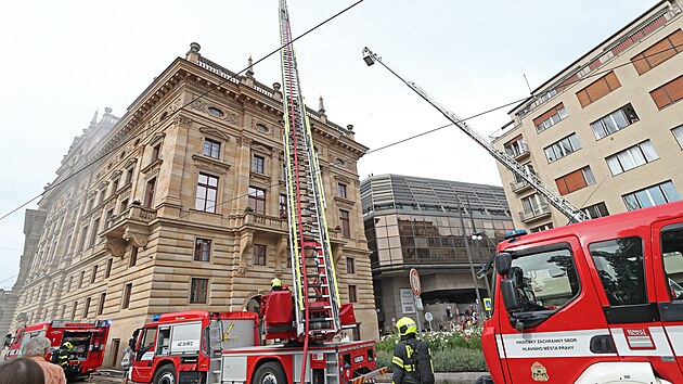 Pražští hasiči si připomínali 140 let od požáru Národního divadla. Mimo jiné i ukázali, že dnes by na místě byli výrazně dříve (12.8.2021).