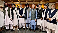 Nkdejí afghánský prezident Hamíd Karzáí (tvrtý zleva) a bývalý pedseda...