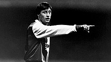 KRÁTKÁ EPIZODA. Johan Cruyff diriguje spoluhráe Feyenoordu.