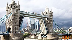 Zvedací londýnský most Tower Bridge se zasekl v otevřené poloze, obě strany se... | na serveru Lidovky.cz | aktuální zprávy