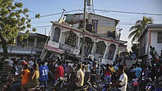 Domy v haitském mst Les Cayes poniené zemtesením. (14. srpna 2021)