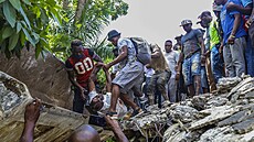Domy v haitském městě Les Cayes poničené zemětřesením. (14. srpna 2021)