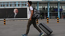 Lidé se sna�í odlet�t z mezinárodního leti�t� v afghánském Kábulu. (14. srpna...