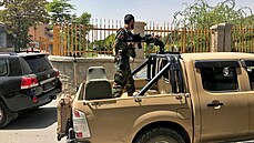 Afghánský voják ve vojenském vozidle na ulici v Kábulu (15. srpna 2021) | na serveru Lidovky.cz | aktuální zprávy