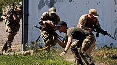 Ukrajinská armáda trénuje, aby byla pipravená bránit a odráet nepátelské...