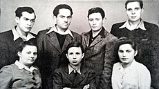 Kamarádi z odbojové skupiny Svoboda v Budapeti roku 1944. Vpravo dole je Renia...
