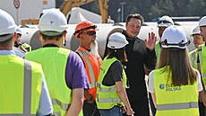 Elon Musk na obhlídce stavby továrny automobilky Tesla u Berlína