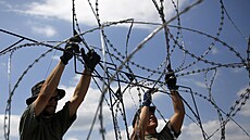 Maďarský plot proti uprchlíkům vzniká i díky práci místních trestanců (16....
