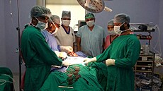 V pacientov bie ekala na lékae pi operaci v indickém Amritsaru sada no.