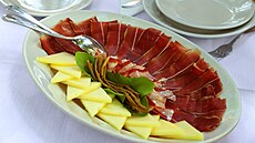 Jako p�edkrm máme vynikající sýr a pr�ut.