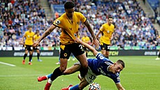 Luke Thomas z Leicesteru na zemi za dres tahá Ki-Jana Hoevera z Wolverhamptonu.