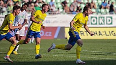 Zlínský Martin Cedidla (vpravo) v euforii po své brance v nastavení, díky které...