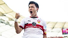 Záloník Stuttgartu Wataru Endo slaví první úspch svého týmu v zápase proti...
