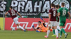 Momentka ze zápasu 4. kola Fortuna ligy mezi Bohemians (v zeleném) a Spartou