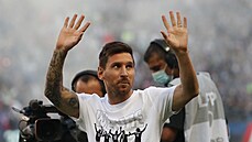 Lionel Messi mává fanoukm pi pedstavování nových posil PSG ped zaátkem...