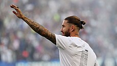 Sergio Ramos se zdraví s fanouky pi pedstavování nových posil PSG ped...
