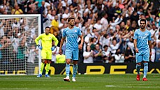 Skleslí fotbalisté Manchesteru City po inkasované brance od Tottenhamu. Zleva...