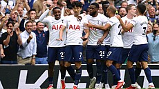 Fotbalisté Tottenhamu se radují z vedoucí branky proti obhájcm titulu z...