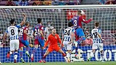 Barcelonský Gerard Piqué (3) otevírá hlavičkou skóre zápasu proti Realu...