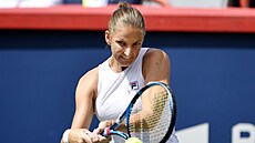 Karolína Plíková se opírá do úderu ve finále tenisového turnaje v Montrealu...