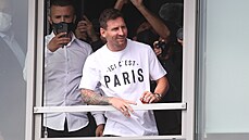 Lionel Messi zdraví fanoušky Paris St. Germain na letišti. | na serveru Lidovky.cz | aktuální zprávy
