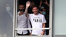 Lionel Messi zdraví fanouky PSG, kteí ho pili pivítat na letit Le...