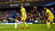 Mason Mount z Chelsea stílí v zápase proti Villarrealu.