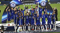 Fotbalisté Chelsea se radují s trofejí pro vítze Superpoháru UEFA.