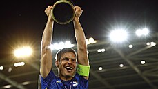 César Azpilicueta zvedá nad hlavou Superpohár UEFA.