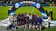 Fotbalisté Chelsea se radují s trofejí pro vítěze Superpoháru UEFA.