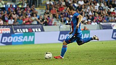 Miroslav Ká�er z Plzn� kope rozhodující penaltu proti The New Saints.