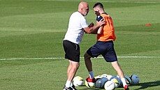 Plze�ský kou� Michal Bílek po��uchuje v p�edzápasovém tréninku Dominika Jano�ka.