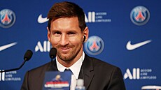 Lionel Messi na první tiskové konferenci v Paíi, kam pestoupil po konci v...