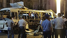 Policie v ruském Voroni vyetuje zbytky autobusu, který zniila exploze....