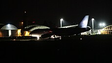 Na pražském letišti v Kbelích přistál druhý evakuační letoun z Kábulu. (17....