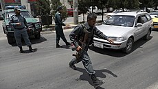 Afghánská policie na kontrolním stanoviti v hlavním mst Kábulu (4. ervence...