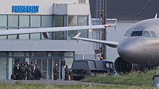 Na letišti v Praze-Kbelích přistálo letadlo s českými diplomaty, kteří se...
