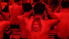 Muž s tetováním imáma Husajna na zádech uctívá jeho utrpení během svátku ašúra,...