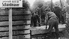 Vojáci při stavbě Berlínské zdi rozdělující západní a východní blok Německa (1....