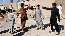 Afghántí chlapci si hrají v pedveer svátku íd al-adhá (15. íjna 2013)