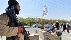 Tálibántí bojovníci ped ministerstvem vnitra v Kábulu (17. srpna 2021)