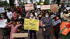 Aktivistky za práva en drí transparenty bhem demonstrace v Láhauru. (24....