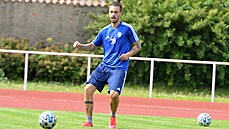 Václav Kadlec na tréninku s tetiligovou rezervou Mladé Boleslavi.