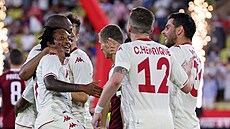 Gelson Martins (vlevo) pijímá gratulace spoluhrá z Monaka ke gólu proti...