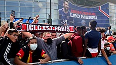 Fanouci Paris St. Germain vítají u stadionu v Parku princ novou posilu z...