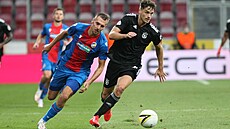 Plzeňský útočník Tomáš Chorý stíhá soupeře z CSKA Sofie v play off Konferenční...