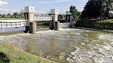 P�t lidí se ve st�edu odpoledne rozhodlo sjet jez na kánoi. Lo�ka se s nimi...