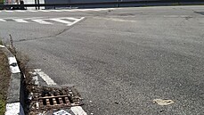 Po nehod zstalo na míst pár úlomk z motocyklu i auta.