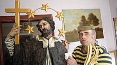 Akademický malí Petr Hampl dokonuje polychromii sochy svatého Jana...